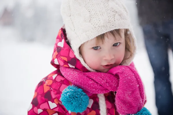 Mała dziewczynka zabawy w mroźną zimę z dnia — Zdjęcie stockowe