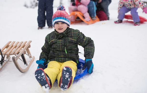 Grupy dzieci świetnie się bawią i grać razem w puszystym śniegu — Zdjęcie stockowe
