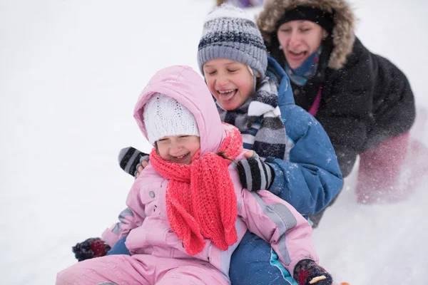 Groupe d'enfants s'amuser et jouer ensemble dans la neige fraîche — Photo