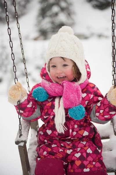 Liten flicka ha roligt på snöig vinterdag — Stockfoto