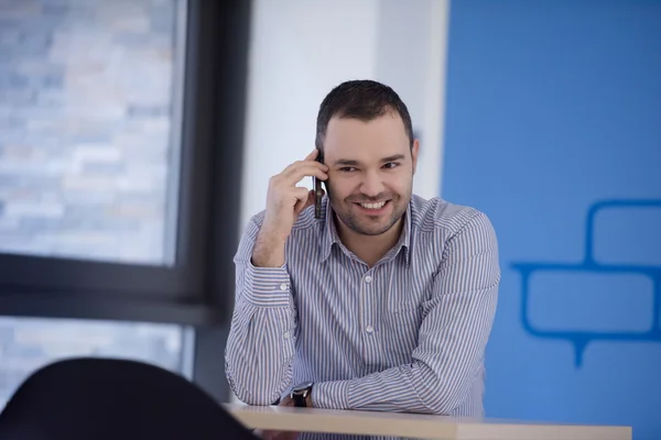 Üzleti ember beszél telefonon hivatalban — Stock Fotó