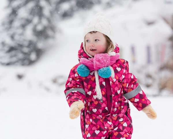 Porträtt Glada Leende Liten Flicka Utomhus Kul Och Spela Nysnö — Stockfoto