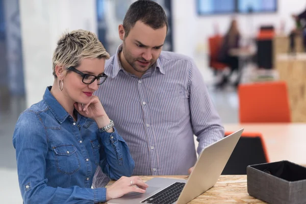 Equipo de negocios de inicio en la reunión en la oficina moderna —  Fotos de Stock