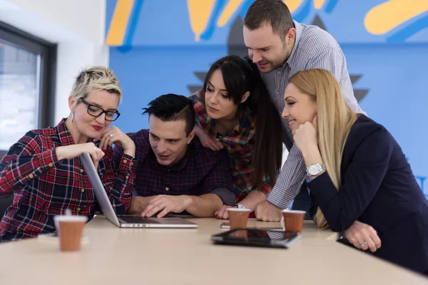 新成立的商业团队在现代明亮的办公室内部集思广益 在笔记本电脑和平板电脑上工作 — 图库照片
