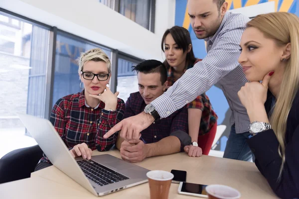 Equipo de negocios de inicio en la reunión en la oficina moderna —  Fotos de Stock