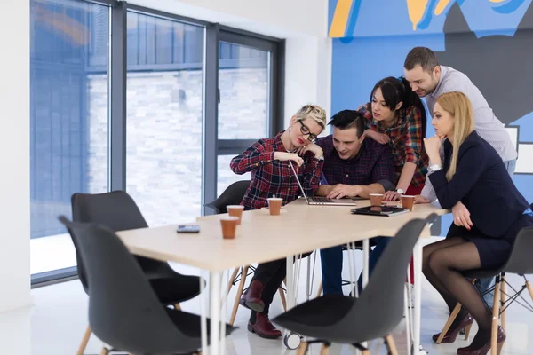 Equipo de negocios de inicio en la reunión en la oficina moderna — Foto de Stock