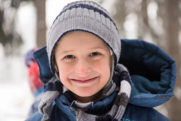 Kleiner Junge hat Spaß an einem Wintertag — Stockfoto