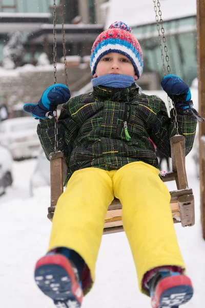 Liten pojke som har roligt på vinterdagen — Stockfoto