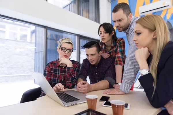 Start-up-Business-Team trifft sich im modernen Büro — Stockfoto