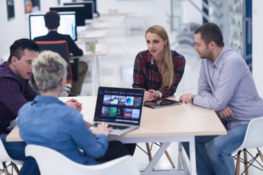 başlangıç iş takım modern ofis toplantıda üzerinde
