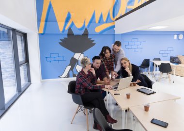 başlangıç iş takım modern ofis toplantıda üzerinde