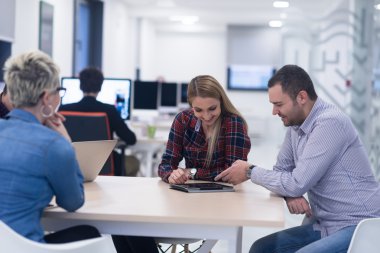 başlangıç iş takım modern ofis toplantıda üzerinde
