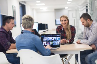 başlangıç iş takım modern ofis toplantıda üzerinde