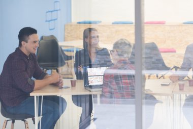 başlangıç iş takım modern ofis toplantıda üzerinde