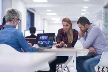 başlangıç iş takım modern ofis toplantıda üzerinde