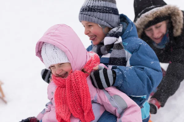 Grupo de crianças se divertindo e brincar juntos na neve fresca — Fotografia de Stock