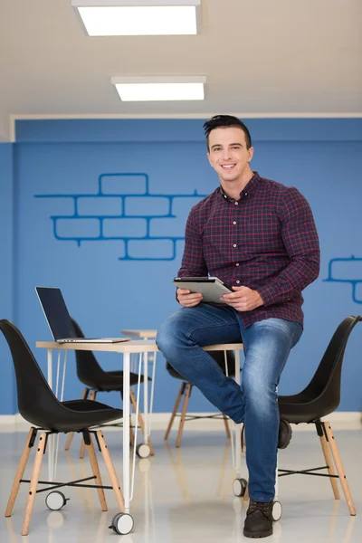 Jovem startup homem de negócios retrato no escritório moderno — Fotografia de Stock