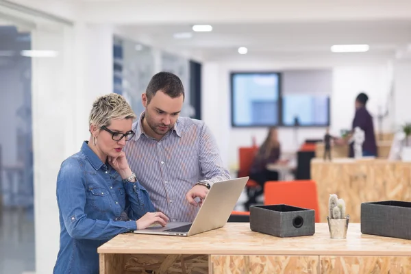 Équipe d'affaires de démarrage sur la réunion au bureau moderne — Photo