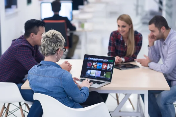 Équipe d'affaires de démarrage sur la réunion au bureau moderne — Photo