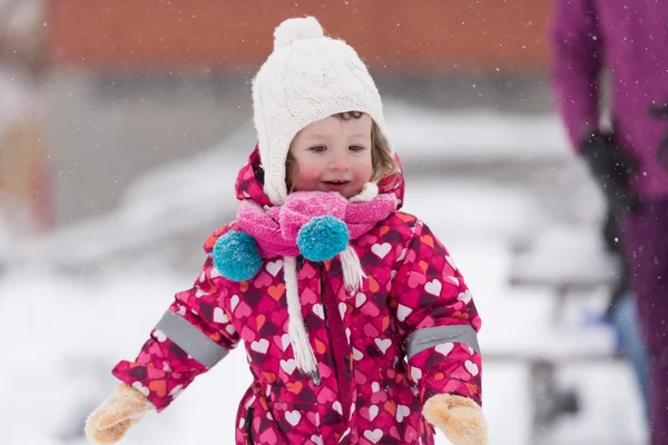 Menina se divertir no dia de inverno nevado — Fotografia de Stock