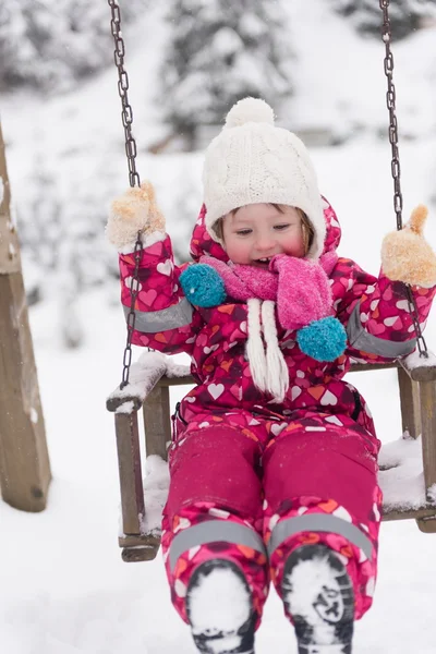 Petite fille avoir du plaisir à neigeux jour d'hiver — Photo