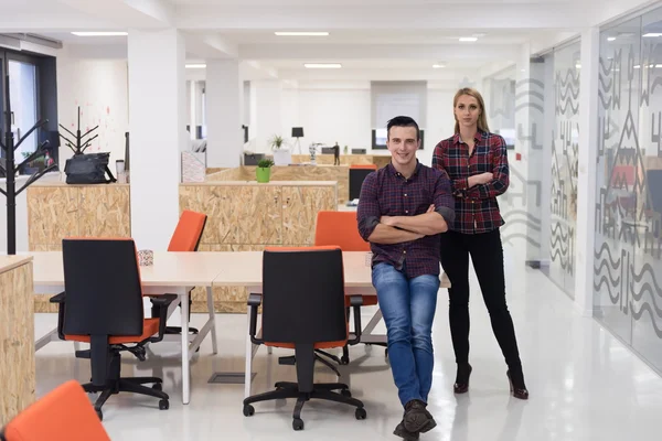 Pessoas de negócios grupo retrato no escritório moderno — Fotografia de Stock