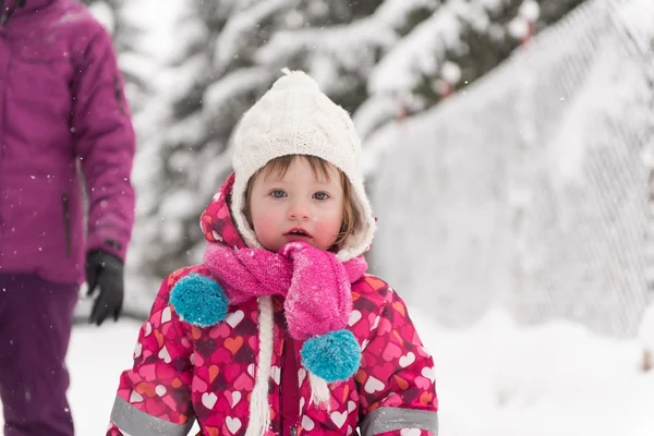 快乐的微笑的小女孩在户外 开心和在下雪的冬天上新鲜的雪打的肖像 — 图库照片
