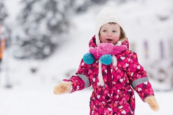 Retrato Menina Sorridente Feliz Livre Divertindo Jogando Neve Fresca Dia — Fotografia de Stock