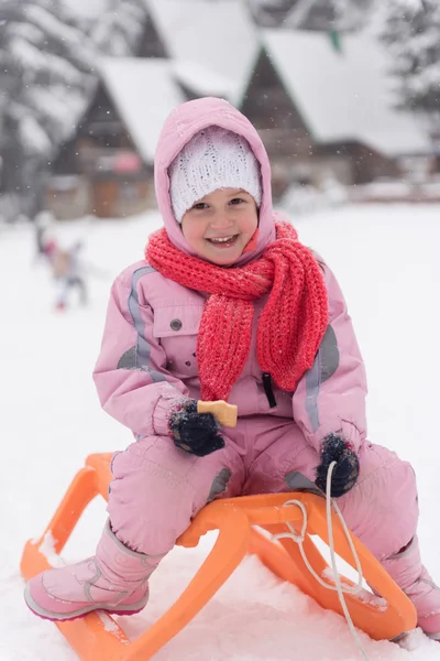 小女孩坐在雪橇上 — 图库照片