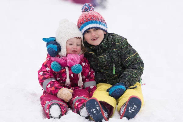 Ομάδα παιδιών έχοντας διασκέδαση και να παίξει μαζί σε φρέσκο χιόνι — Φωτογραφία Αρχείου