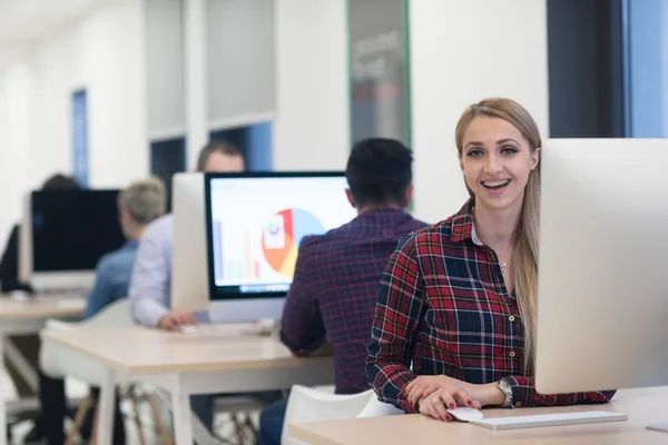 Negócio de inicialização, mulher trabalhando no computador desktop — Fotografia de Stock