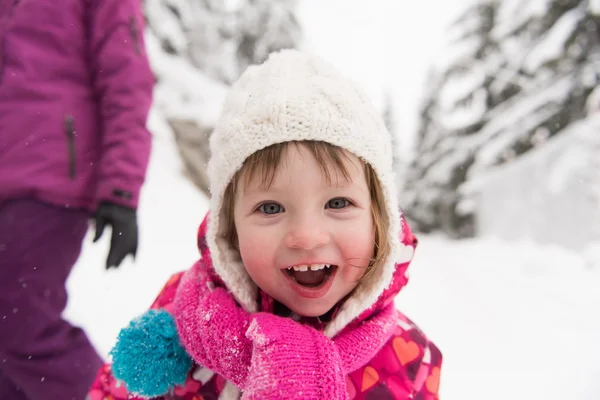 Küçük kızım var eğlenceli karlı kış gününde — Stok fotoğraf