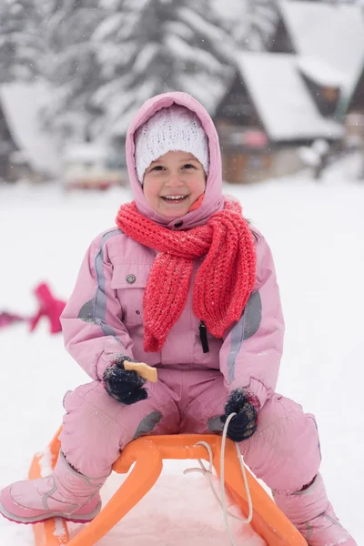 Portrét Roztomilý Dívka Dítě Sedící Saních Zimní Den Čerstvým Sněhem — Stock fotografie