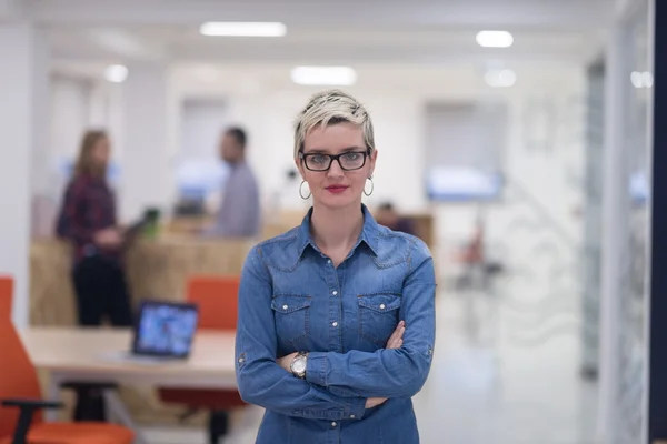 Retrato de jovem empresária no escritório — Fotografia de Stock