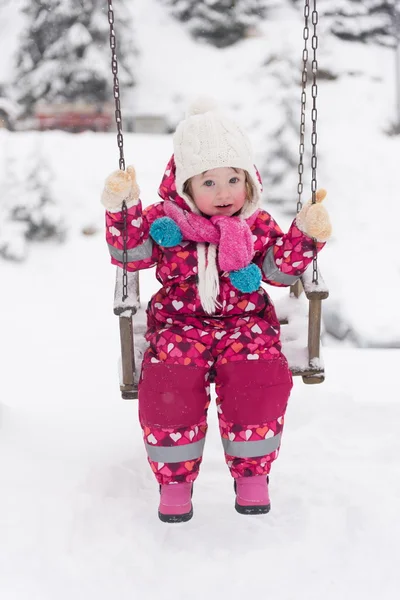 Dětské Venkovní Parku Zimní Den Čerstvým Sněhem Roztomilá Holčička Swing — Stock fotografie