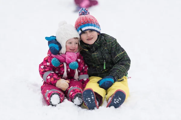 Gruppe von Kindern hat Spaß und spielt zusammen im Neuschnee — Stockfoto