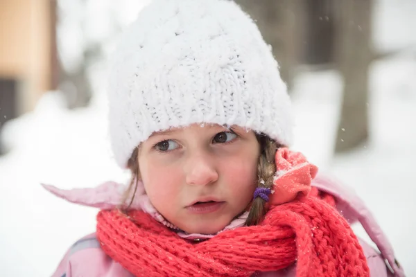 Kleines Mädchen an einem verschneiten Wintertag — Stockfoto