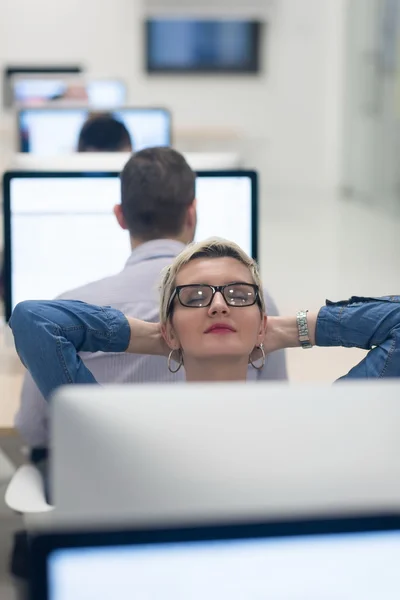 Nystartat företag, kvinna som arbetar på stationär dator — Stockfoto