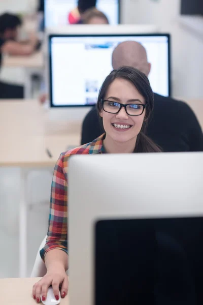 Negócio de inicialização, mulher trabalhando no computador desktop — Fotografia de Stock