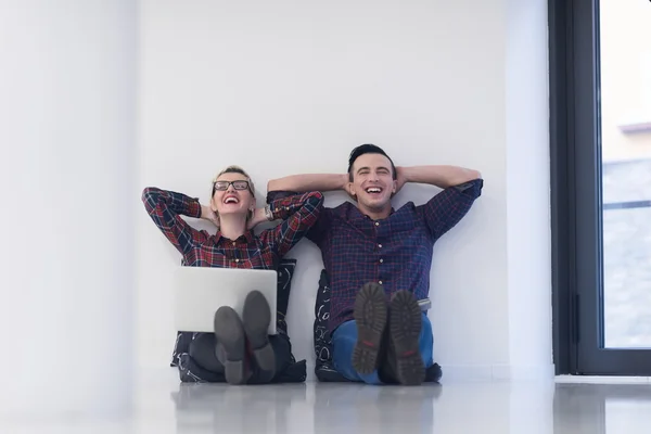 Nystartat företag, par arbetar på bärbar dator på kontoret — Stockfoto
