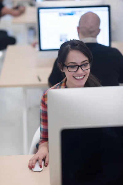 Memulai bisnis, wanita yang bekerja pada komputer desktop — Stok Foto