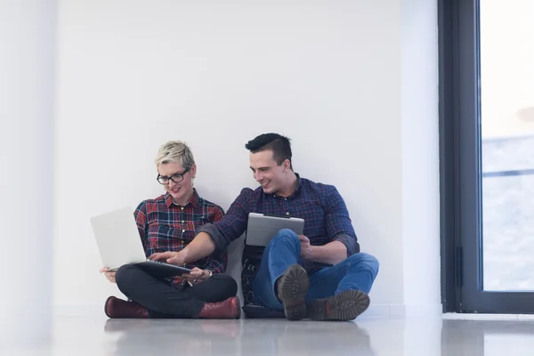 Negócio de inicialização, casal trabalhando no computador portátil no escritório — Fotografia de Stock