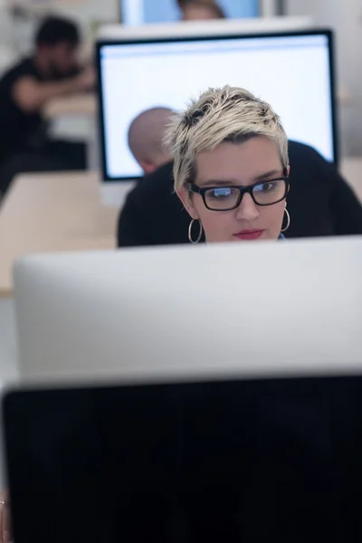 Εκκίνησης επιχείρησης, γυναίκα που εργάζεται σε επιτραπέζιο υπολογιστή — Φωτογραφία Αρχείου