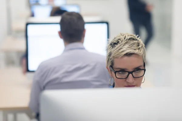 Start-up-Unternehmen, Frau arbeitet am Desktop-Computer — Stockfoto