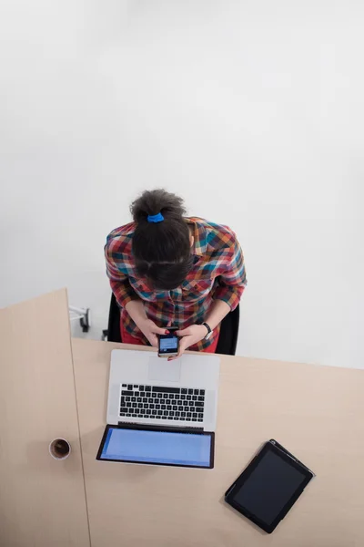 Vista superior da jovem mulher de negócios que trabalha no laptop — Fotografia de Stock