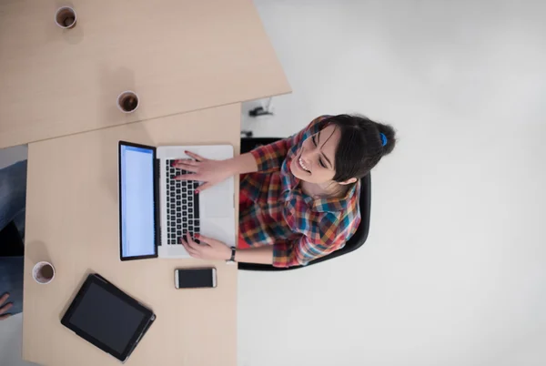 Vista superior de la joven mujer de negocios que trabaja en el ordenador portátil —  Fotos de Stock