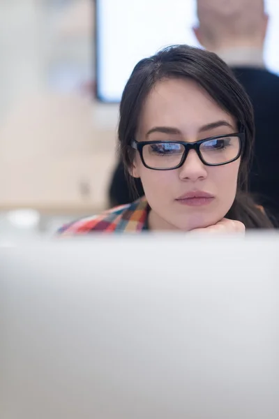 Negócio de inicialização, mulher trabalhando no computador desktop — Fotografia de Stock