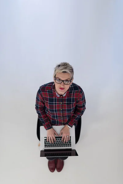 लैपटॉप कंप्यूटर पर काम करने वाली युवा व्यवसायी महिला का शीर्ष दृश्य — स्टॉक फ़ोटो, इमेज