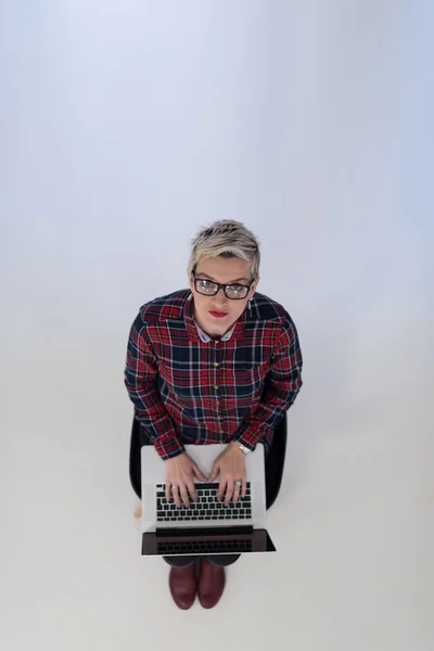 Top view of young business woman working on laptop computer — стоковое фото