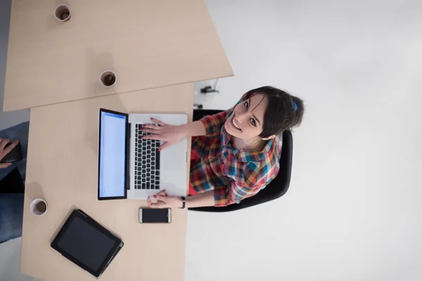 Draufsicht auf junge Geschäftsfrau, die am Laptop arbeitet — Stockfoto